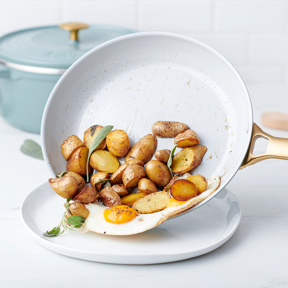 Padova 10-delige Pannenset blauw braadpan met gebakken aardappelen en spiegelei
