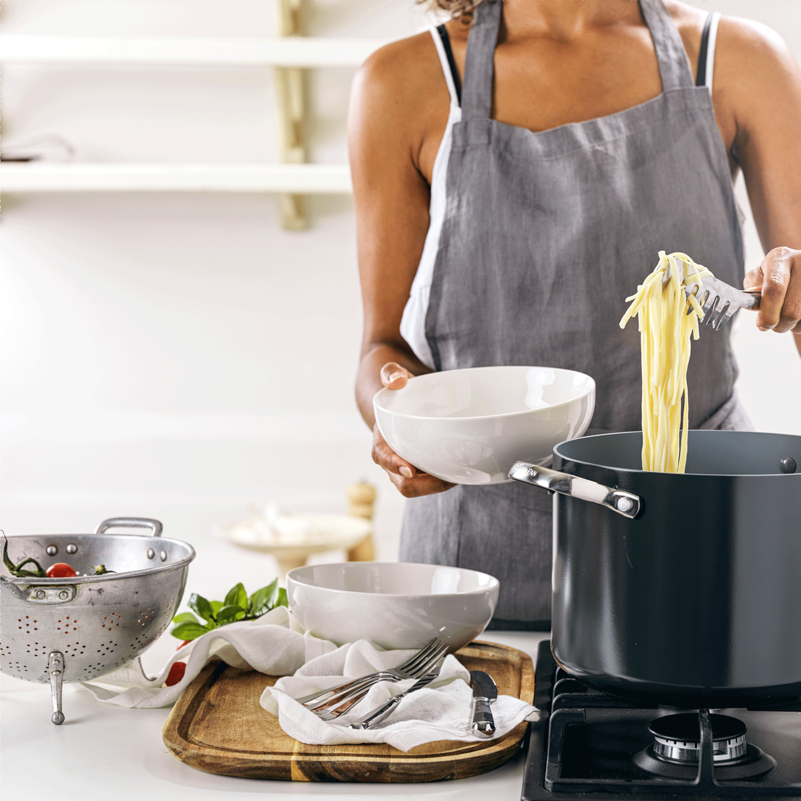 Venice Pro Kookpot 24cm grijs op vuur met pasta