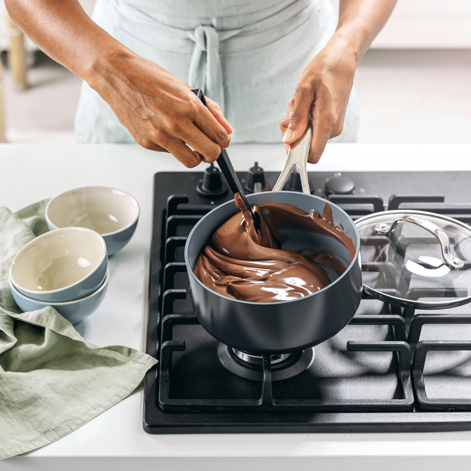 Venice Pro Steelpan met deksel 18cm grijs op vuur met chocoladesaus