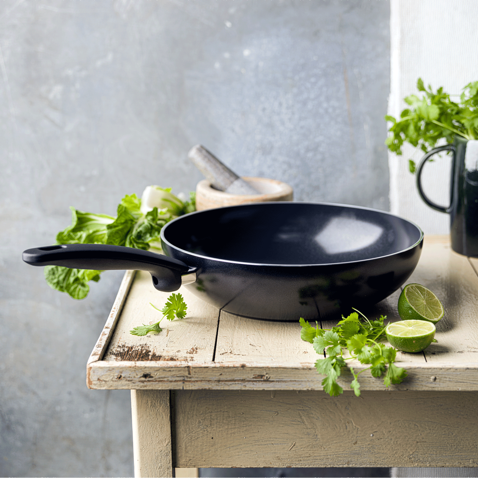 Cambridge Black Wok 28cm zwart zijaanzicht