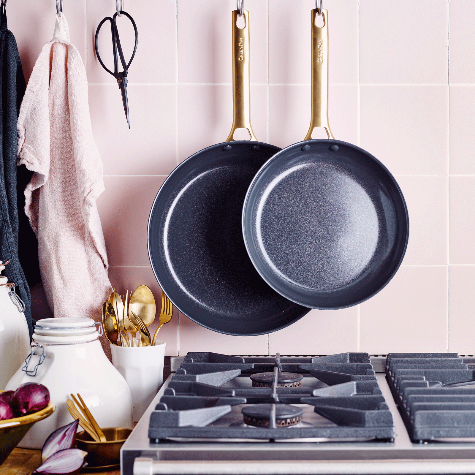 Padova Reserve 2-delige Braadpannenset 20+28cm zwart aan muur