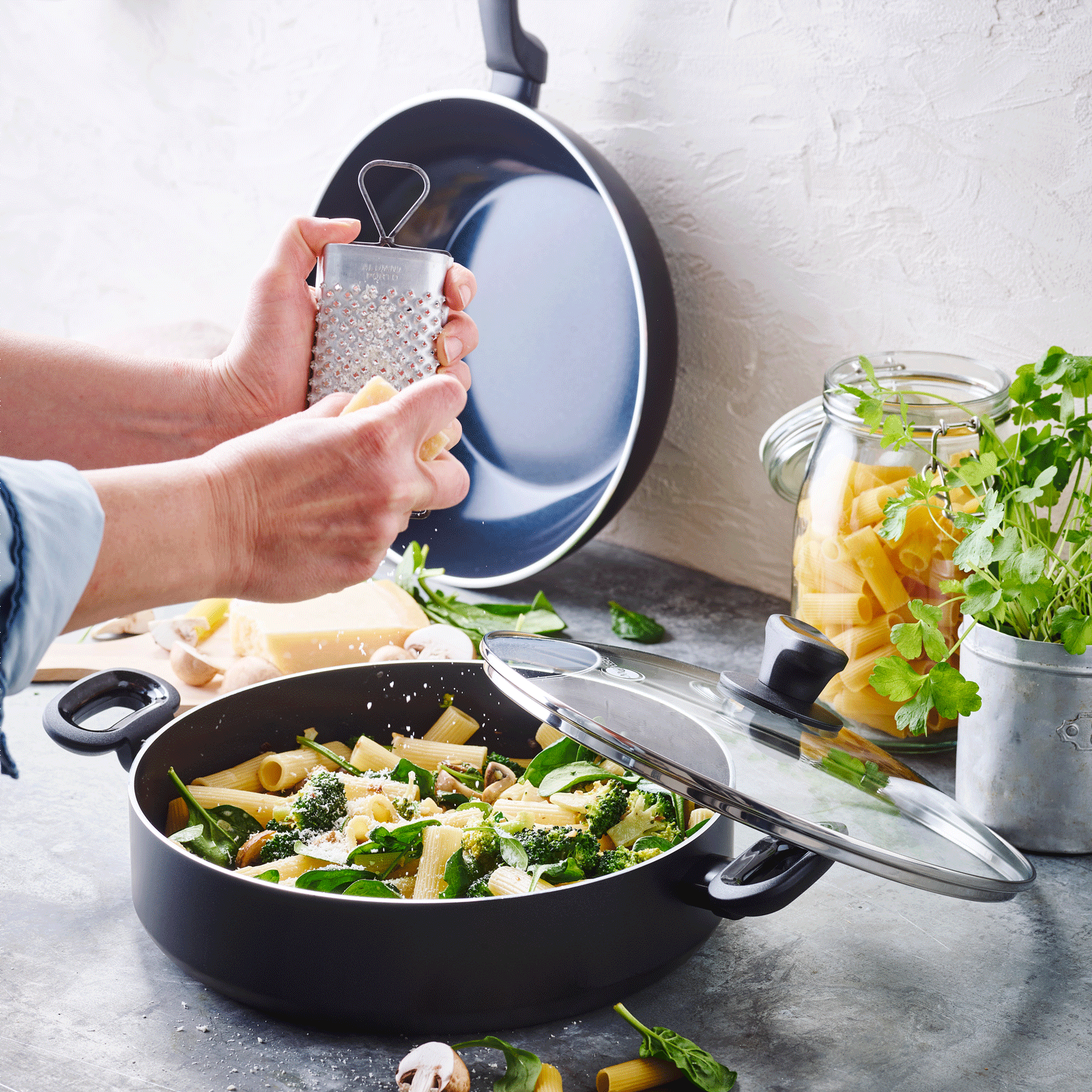 Torino Stoofpan met deksel 25cm zwart met pasta