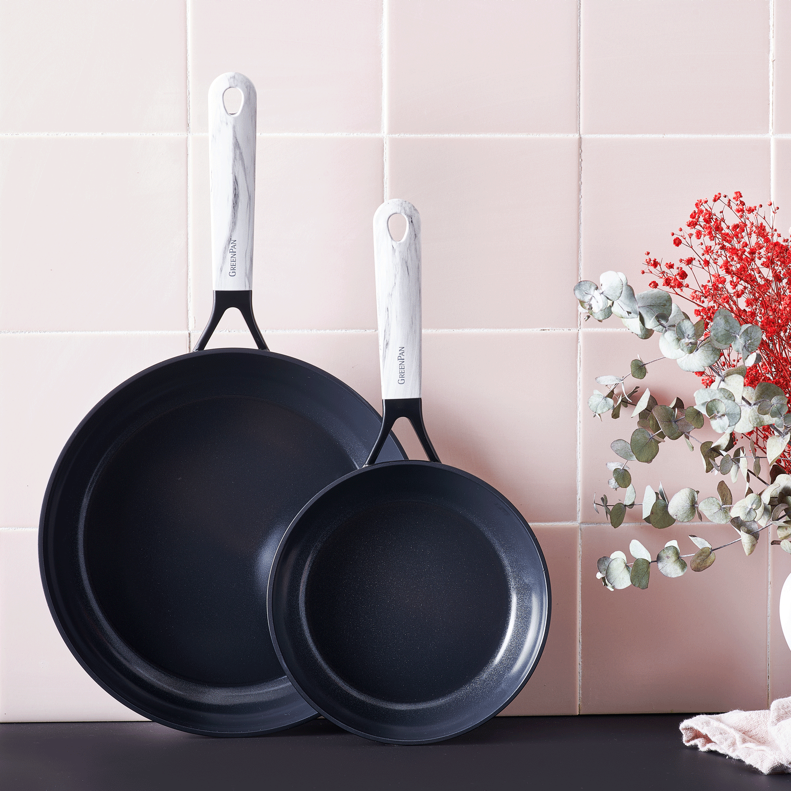 Smart Collection Marble 2-delige Braadpannenset 20+28cm zwart tegen muur
