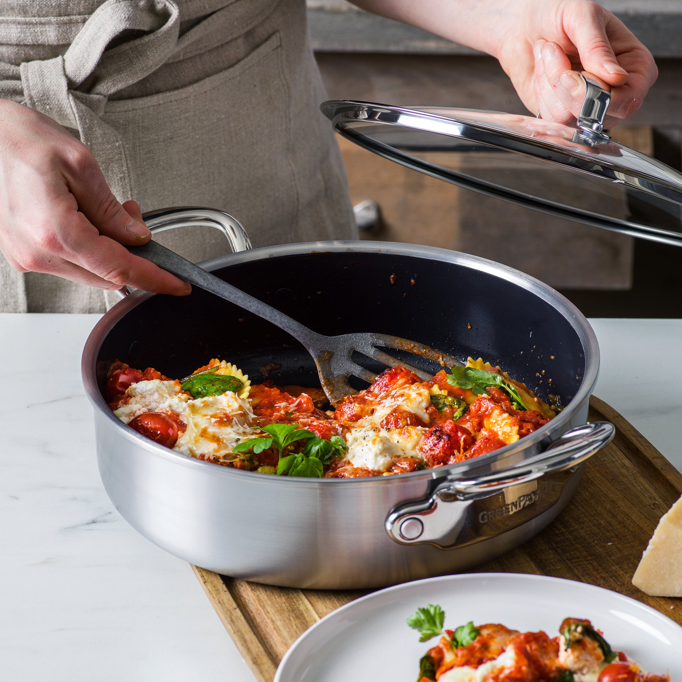Premiere Stoofpan 26cm zilver met eten