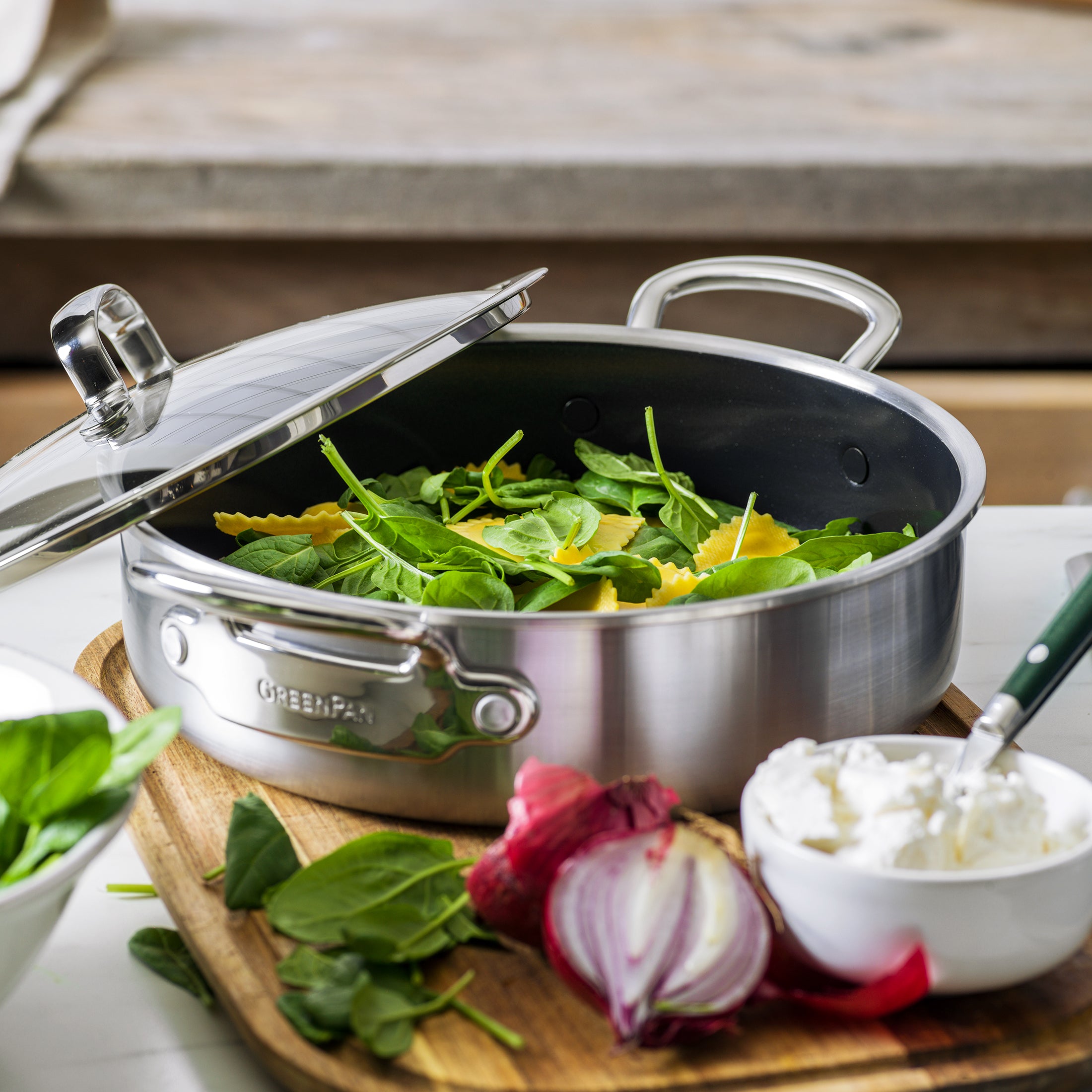 Premiere Stoofpan 26cm zilver met eten
