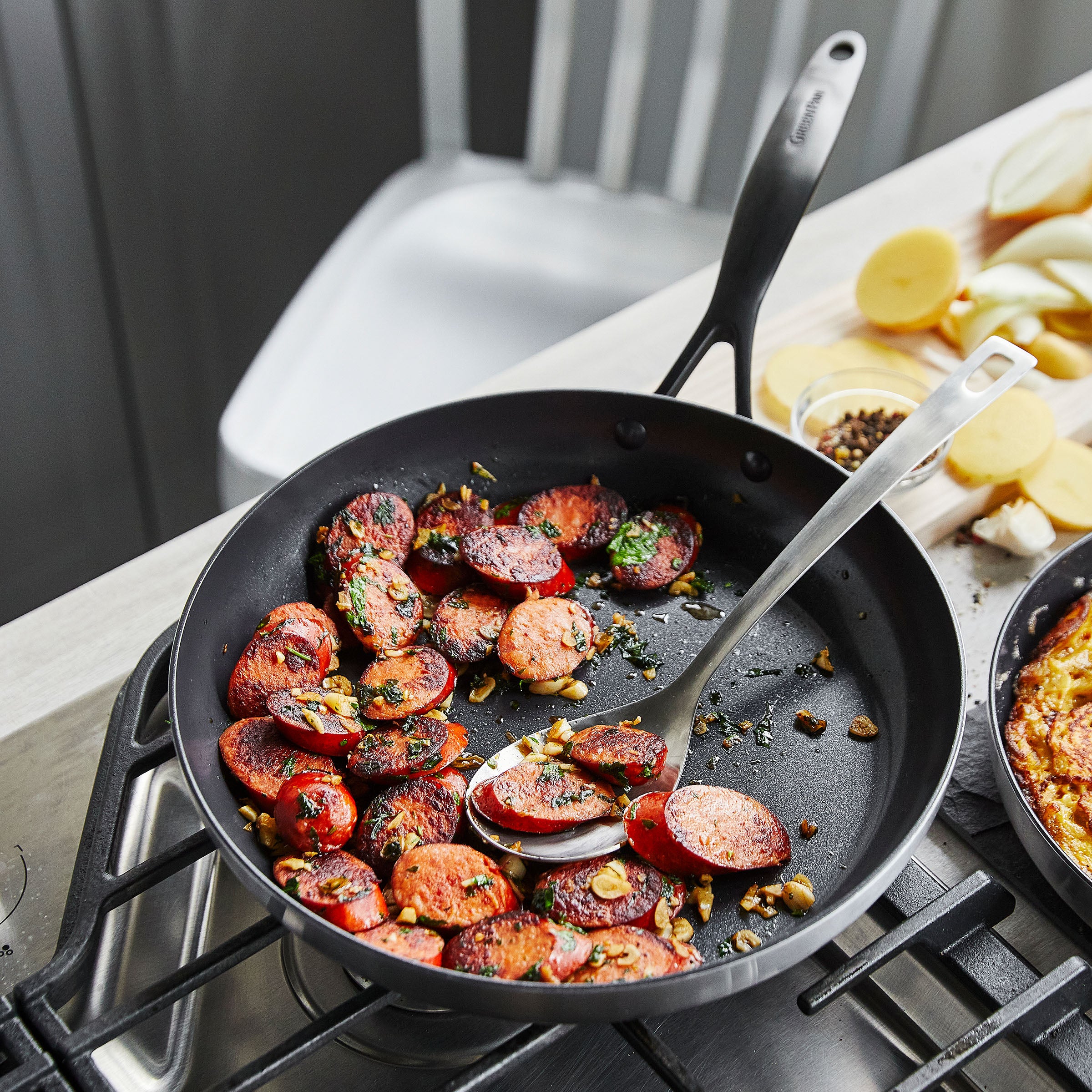 Venice Pro Noir Braadpan met deksel 30cm zilver op vuur